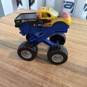 Hot Wheels Monster Jam Black Stallion Deluxe Jumpers Spring Chassis Truck 1:64